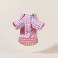 Carica l'immagine nel visualizzatore della galleria, Pyjama pour chien teckel en vichy rose avec nœud papillon décoratif et boutons blancs