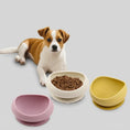 Cargar la imagen en la vista de la galería, Gamelle silicone à ventouse pour chat et petit chien, bols pastel rose blanc et jaune près d’un chiot.