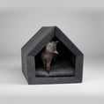 Load image into Gallery viewer, Abri design pour chien et chat Oscar et Plume en gris avec un chat curieux à l'intérieur
