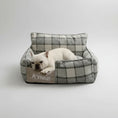 Charger l'image dans la visionneuse de la galerie, Lit déhoussable chien gris à carreaux avec chien blanc couché à l'intérieur dans un intérieur moderne