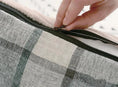 Charger l'image dans la visionneuse de la galerie, Main ouvrant la fermeture éclair d'un lit déhoussable chien en tissu à motifs gris et beige