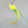 Cargar la imagen en la vista de la galería, Baguette plume oiseau pour chat jaune et vert avec longue plume pour jeu félin