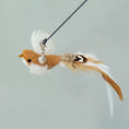 Cargar la imagen en la vista de la galería, Baguette plume oiseau pour chat marron et blanc avec grelot suspendu de la marque Oscar et Plume
