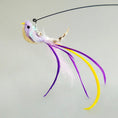 Cargar la imagen en la vista de la galería, Jouet baguette plume oiseau pour chat avec plumes colorées jaune et violet accroché à une tige noire