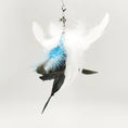 Cargar la imagen en la vista de la galería, Baguette plume oiseau pour chat avec plumes blanches, bleues et noires suspendue pour jeu interactif