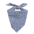 Load image into Gallery viewer, Bandana coton pour chien bleu avec motif floral blanc et nœud ajustable Oscar et Plume