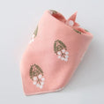 Load image into Gallery viewer, Bandana doux pour chien rose avec motif floral blanc et vert, de la marque Oscar et Plume