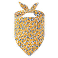 Cargar la imagen en la vista de la galería, Bandana pour chien à fleurs jaunes et blanches avec fond bleu fabriqué par Oscar et Plume