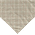 Charger l'image dans la visionneuse de la galerie, Bandana pour chien motif vichy beige offrant style et confort pour votre animal de compagnie