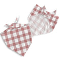 Charger l'image dans la visionneuse de la galerie, Bandana pour chien motif vichy en rose et blanc, parfait pour un look élégant et décontracté