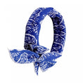 Charger l'image dans la visionneuse de la galerie, Bandana rafraîchissant pour chien bleu avec motifs blancs signé Oscar et Plume