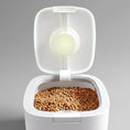 Charger l'image dans la visionneuse de la galerie, Boîte croquettes hermétique blanche ouverte avec des croquettes pour animaux à l'intérieur