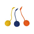 Load image into Gallery viewer, Trois boules à gratter pour chat en corde colorée jaune, bleue et orange avec corde pour suspendre