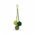 Load image into Gallery viewer, Boule à gratter pour chat Oscar et Plume composée de trois balles en corde verte et jaune