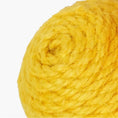 Load image into Gallery viewer, Boule à gratter pour chat en corde naturelle jaune conçue par Oscar et Plume