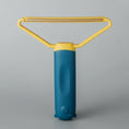 Charger l'image dans la visionneuse de la galerie, Brosse attrape poils chat et chien Oscar et Plume bleu et jaune pour éliminer les poils morts