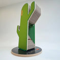 Load image into Gallery viewer, Arbre chat design en forme de cactus vert avec surface griffoir pour chatons chez Oscar et Plume