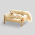 Charger l'image dans la visionneuse de la galerie, Canapé pour chat et chien en fausse fourrure crème avec cadre en bois naturel et chat blanc allongé