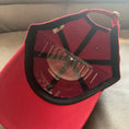 Load image into Gallery viewer, Intérieur d'une casquette avec motif chat, couleur rouge, avec détails soignés.