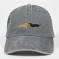 Charger l'image dans la visionneuse de la galerie, Casquette denim teckel avec illustration de deux teckels s'aimant sur le devant