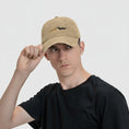 Charger l'image dans la visionneuse de la galerie, Homme portant une casquette denim teckel beige avec un design élégant et décontracté