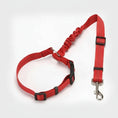 Charger l'image dans la visionneuse de la galerie, Ceinture de sécurité pour chien en rouge avec un design élastique pour le confort en voiture