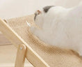 Cargar la imagen en la vista de la galería, Chaise longue pour chat en bois avec surface en sisal pour le grattage et le repos.