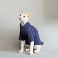 Load image into Gallery viewer, Sweat confortable pour chat en bleu marine avec col montant et coupe ajustée
