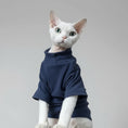 Load image into Gallery viewer, Sweat confortable pour chat en bleu marine, parfait pour garder votre animal au chaud et stylé