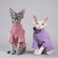 Load image into Gallery viewer, Deux chats en sweat confortable pour chat en rose et violet, prêts à se détendre avec style