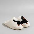 Charger l'image dans la visionneuse de la galerie, Chaussons adulte motif teckel en peluche blanche douce avec intérieur gris confortable