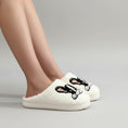 Load image into Gallery viewer, chaussons bouledogue français en peluche blanc crème avec tête de chien brodée et intérieur douillet