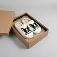 Load image into Gallery viewer, chaussons bouledogue français Oscar et Plume pantoufles en peluche blanches broderie bouledogue noir intérieur rose