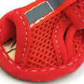 Carica l'immagine nel visualizzatore della galleria, Chaussures été chien rouges en maille respirante avec coutures renforcées par Oscar et Plume