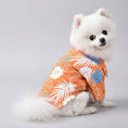 Charger l'image dans la visionneuse de la galerie, Petit chien blanc portant une chemise de plage pour chien orange avec motifs feuilles tropicales