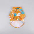 Charger l'image dans la visionneuse de la galerie, Chemise de plage pour chien orange à motifs tropicaux blancs et bleus de Oscar et Plume