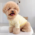 Carica l'immagine nel visualizzatore della galleria, Petit chien beige en t-shirt pour chien confortable à carreaux jaunes et blancs assis sur canapé