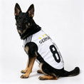 Load image into Gallery viewer, T-shirt chien avec design de maillot de football noir et blanc pour animaux de compagnie