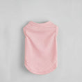 Carica l'immagine nel visualizzatore della galleria, T-shirt pour chien petit rose à motif léger de la marque Oscar et Plume sur cintre perlé