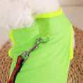 Charger l'image dans la visionneuse de la galerie, Tee-shirt chien léger en vert fluo avec attache pour laisse, idéal pour les promenades estivales