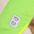 Charger l'image dans la visionneuse de la galerie, Tee-shirt chien léger en vert fluo avec étiquette de la marque Lucky Bear