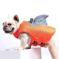 Cargar la imagen en la vista de la galería, Chien portant un vêtement sécurité chien design orange avec aileron de requin Oscar et Plume