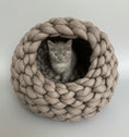 Charger l'image dans la visionneuse de la galerie, Cocon en coton biologique pour chat gris, confortable et douillet avec un chaton à l'intérieur