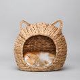 Load image into Gallery viewer, Cocon en rotin pour chat Oscar et Plume avec chaton endormi dans un panier en osier naturel