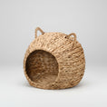 Load image into Gallery viewer, Cocon en rotin pour chat naturel tressé en forme de panier avec ouvertures et poignées