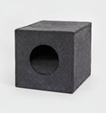 Load image into Gallery viewer, Cocon feutre chat cube noir avec ouverture ronde pour confort et intimité féline