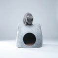 Load image into Gallery viewer, Cocon feutre pour chat gris clair de la marque Oscar et Plume avec chat gris posé au sommet