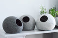 Charger l'image dans la visionneuse de la galerie, Cocons en laine pour chat d'Oscar et Plume, confortables et modernes, disponibles en trois couleurs