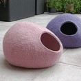 Cargar la imagen en la vista de la galería, Cocon laine mérinos pour chat en rose et violet parfait pour le confort et la chaleur des chats