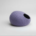 Cargar la imagen en la vista de la galería, Cocon laine mérinos pour chat en violet avec un autre en rose pour un nid douillet et confortable